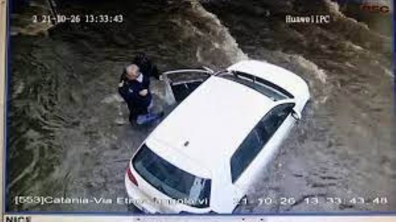 Maltempo a Catania, Giuseppe il poliziotto dal cuore impavido salva un 67enne dall’alluvione (VIDEO)