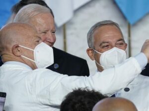 La foto del G20: i grandi della terra non possono esistere senza la cura dell’uomo