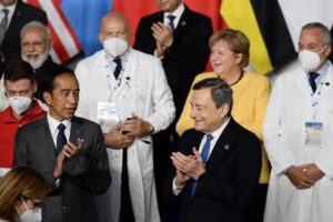 La foto del G20: i grandi della terra non possono esistere senza la cura dell’uomo