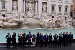 I leader del G20 lanciano la monetina nella Fontana di Trevi: guidati da Mario Draghi