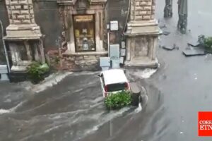 Maltempo a Catania, da via Etnea in Piazza Duomo un ‘fiume’ in piena: galleggiano auto e tavoli dei bar (VIDEO)