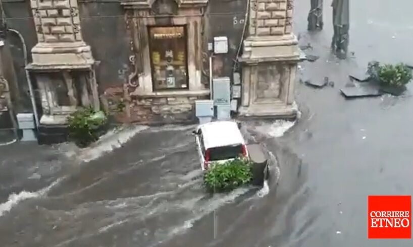 Maltempo a Catania, da via Etnea in Piazza Duomo un ‘fiume’ in piena: galleggiano auto e tavoli dei bar (VIDEO)