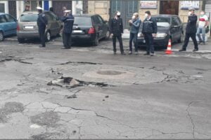 Paternò, danni ingenti provocati dal maltempo: in Piazza Vittorio Veneto cede parte della strada