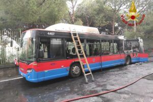 Catania, prende fuoco autobus alimentato a metano: nei presi del vecchio Mulino Santa Lucia