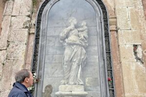 Paternò, sostituita la vetrata della nicchia che custodisce la Madonna delle Grazie: era stata danneggiata dai vandali