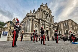 Catania, la Fanfara dei Carabinieri rende omaggio al Milite Ignoto: in Piazza Duomo