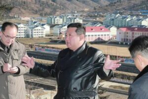 Corea, Kim Jong-un vieta ai cittadini di indossare il giubbotto di pelle