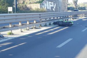 SS 121 Catania-Paternó, moto si scontra con auto: due feriti