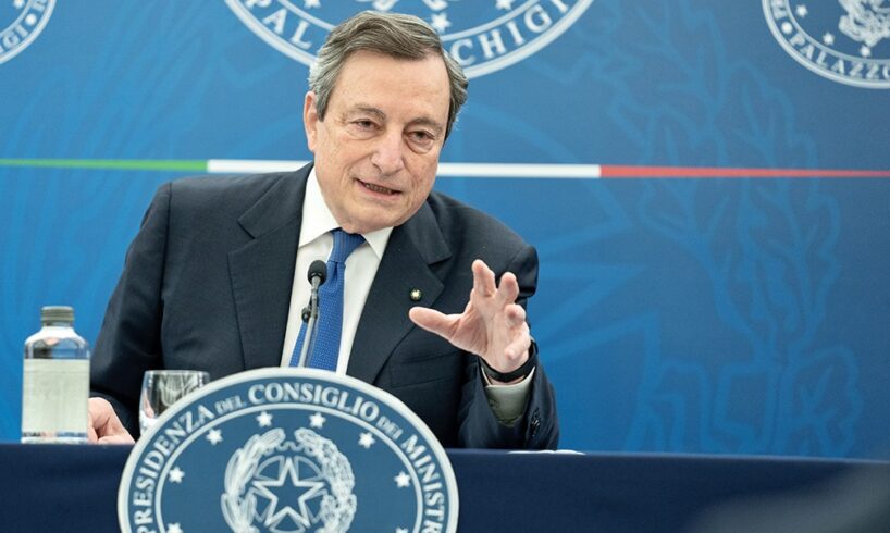 Covid, Draghi annuncia nuova stretta contro Omicron: mascherine all’aperto e booster a 4 mesi