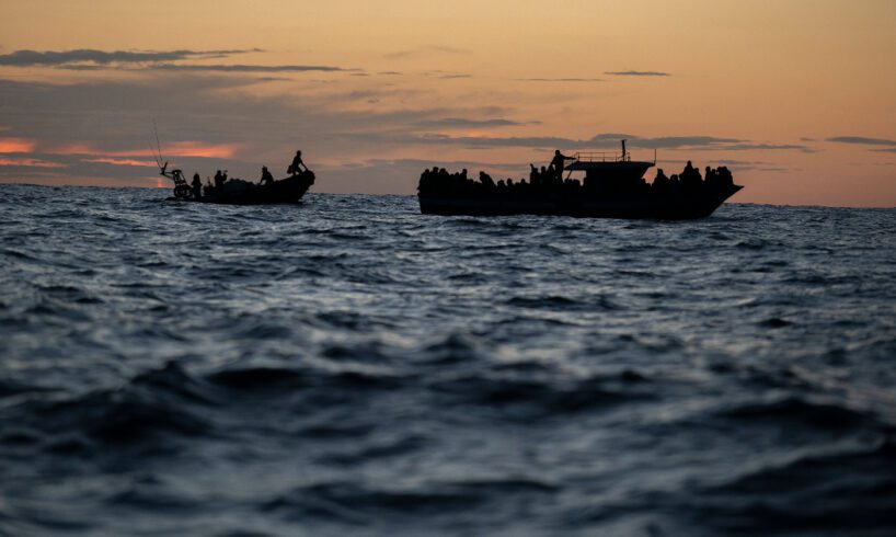 Migranti, barca si capovolge nel Mar Egeo: almeno 16 i morti. C’è anche un bambino