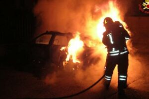 Adrano, auto incendiata in via Calcagno: incerta la matrice del rogo