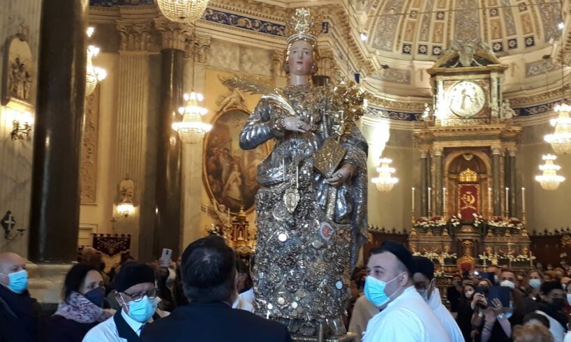 Paternò, la festa ‘light' per Santa Barbara non ferma i devoti: ingresso in chiesa contingentato