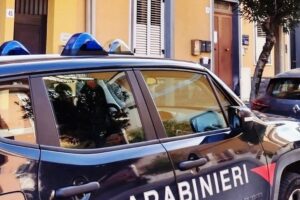 Pedara, l’ambulante perde le staffe durante i controlli e lancia 60 kg di mele e 80 kg di uva contro i vigili urbani: arrestato