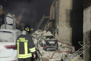 Ravanusa, fuga di gas provoca esplosione: crolla palazzina di 4 piani. Due morti e sette dispersi