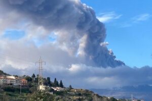 La Sac - società di gestione dell'aeroporto di Catania comunica che, in seguito alla fine dell'emergenza legata all'attività dell'Etna, lo spazio aereo è stato riaperto e lo scalo è tornato operativo.