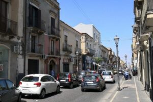 Adrano, giovane straniero aggredito in corso Garibaldi: denunciate due persone, uno è minorenne