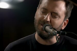 “Colibrì” per pianoforte e voce: suo YouTube la versione inedita di Cesare Cremonini (VIDEO)