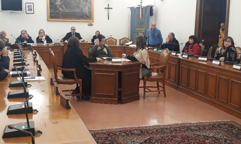 Paternò, in Consiglio polemica rovente tra Naso e l’opposizione: stasera nuova seduta dopo bagarre per richiesta rinvio