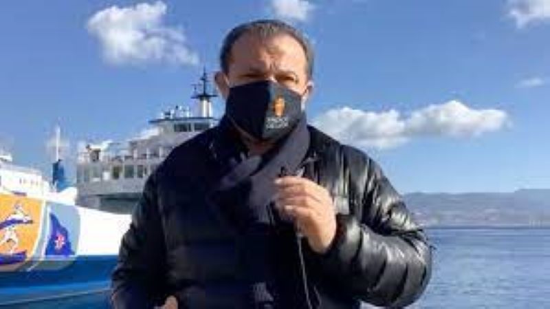 Messina, Cateno De Luca blocca i collegamenti tra Sicilia e Calabria: per protesta contro il governo Draghi