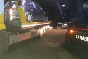 Paternò, Opel Corsa si scontra con auto in via Alcide De Gasperi: il conducente fugge via