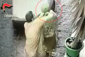 Adrano, 55enne aggredì a Bronte anziana per strapparle collanina: filmati di videosorveglianza lo inchiodano (VIDEO)