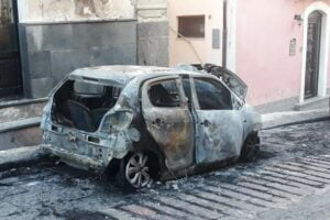 Motta S. Anastasia, incendi distruggono due auto: erano parcheggiate in via Vittorio Emanuele