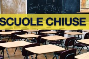 Con una ordinanza da predisporre per ciascun Comune, i due sindaci di Adrano e Biancavilla – Fabio Mancuso e Antonio Bonanno - hanno deciso di prolungare la chiusura delle scuole del territorio almeno fino al prossimo 15 gennaio.