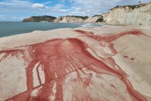 Rosso sangue: la ferita insensata sulla Scala dei Turchi di Agrigento