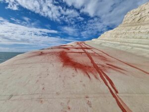 Rosso sangue: la ferita insensata sulla Scala dei Turchi di Agrigento