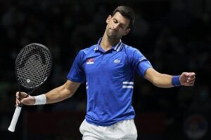 Tennis, Djokovic vince il ricorso sul visto per gli Australian Open: esplode la gioia dei tifosi