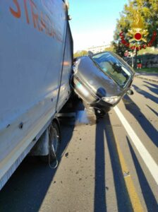 Catania, auto ‘sale’ su camioncino fermo: guidatore è stato abbagliato dal sole