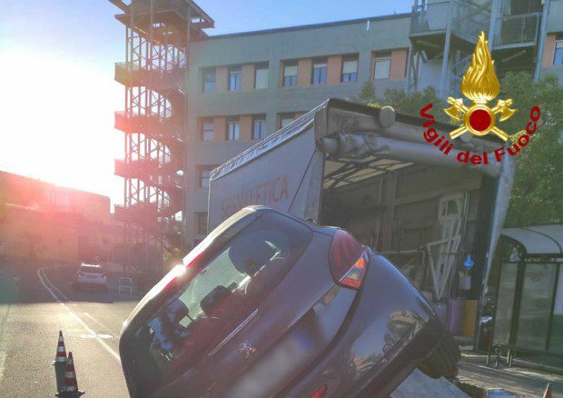 Catania, auto ‘sale’ su camioncino fermo: guidatore è stato abbagliato dal sole