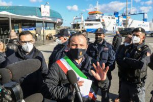 Messina, De Luca chiude la protesta agli imbarcaderi contro il super green pass: “Lo Stretto è stato liberato”