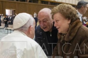 Biancavilla, Papa Francesco benedice i 60 anni di matrimonio dei coniugi Mancari: simpatico siparietto con i familiari (VIDEO)