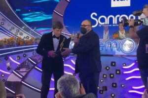 Sanremo, l’adranita Enzo Sangrigoli premia Gianni Morandi per il Premo Sala Stampa ‘Lucio Dalla’ (VIDEO)