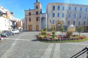 Bronte, cenere dell’Etna invade tetti e strade: sindaco vieta circolazione a ciclomotori