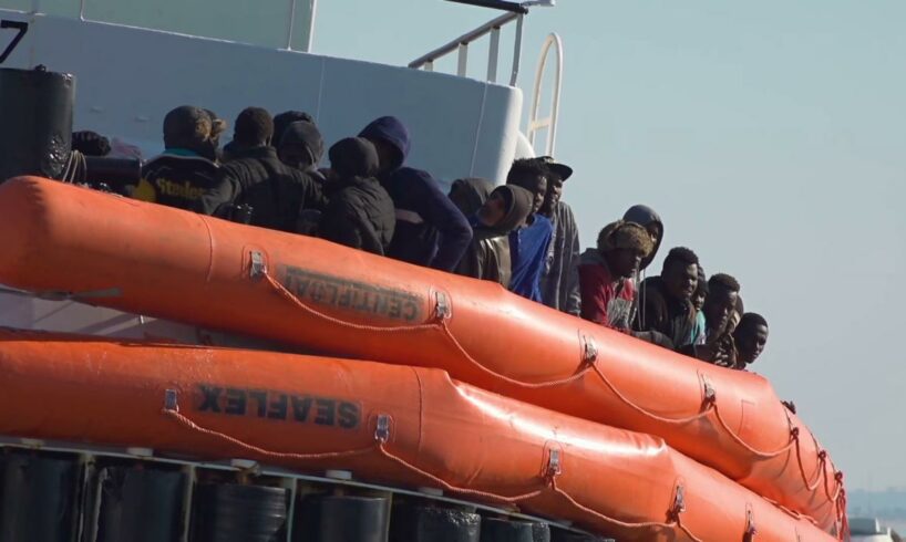 Pozzallo, 96 migranti sbarcano nella notte: e stamani è attesa l’Ocean Viking con 247 persone