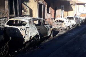 Motta S. Anastasia, in via Garibaldi incendio distrugge 4 autovetture: danneggiate anche due abitazioni