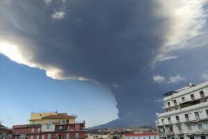 Etna, nube eruttiva raggiunge 11 km di altezza: piuove cenere in molti comuni. A Fontanarossa spazio aereo inibito al traffico