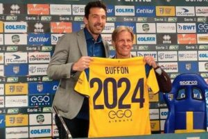 Calcio, Gigi Buffon in campo fino a 46 anni: ha rinnovato con il Parma fino al 2024