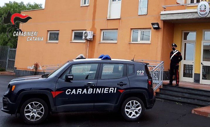 Adrano, luce rubata in due abitazioni: tre persone denunciate (c’è un sorvegliato speciale)