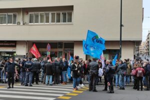 Catania, lavoratori Pfizer scioperano ad oltranza davanti allo stabilimento: pieno sostegno dall’Arcivescovo Renna