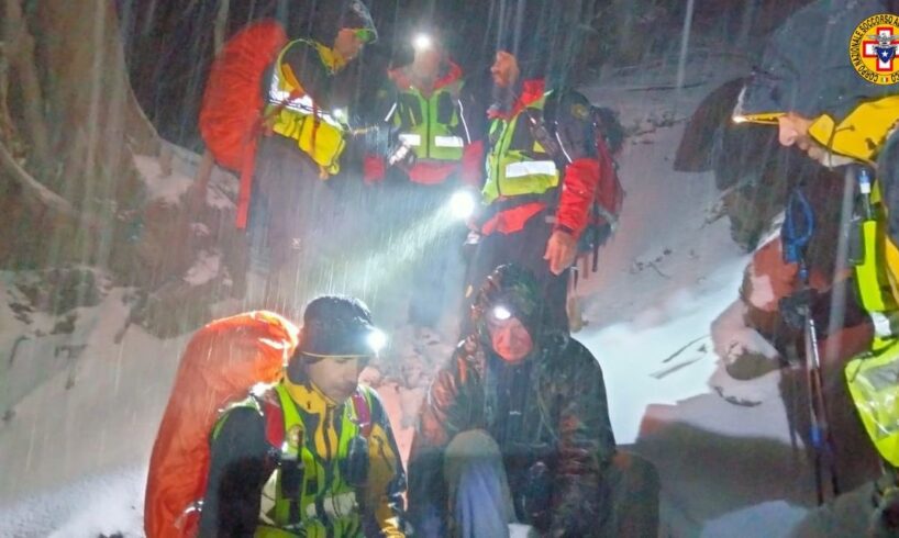 Etna, turista polacco messo in salvo dal Soccorso Alpino: disperso nella Valle del Bove a causa della nebbia