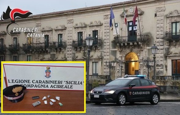 Acireale, beccato per strada mentre va a consegnare la droga: 23enne arrestato