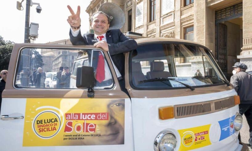 De Luca “on the road” destinazione Palermo: per la campagna elettorale un Volkswagen d’epoca