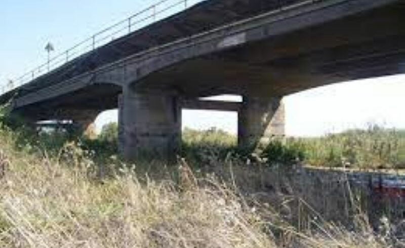 Catania, chiuso al traffico il ponte sul fiume Simeto sulla Sp69/II: a causa del degrado strutturale