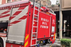 Adrano, incendio in un’abitazione di via IV Novembre: la canna fumaria malfunzionante forse è la causa