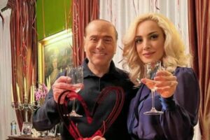 Berlusconi, alle “quasi nozze” con Marta Fascina il Cav duetta con Confalonieri: alla festa si esibisce Gigi D’Alessio