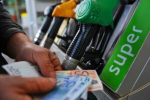 Caro benzina, Federcontribuenti: “Carburante non tornerà mai più sotto 1,80, un imbroglio bello e buono”