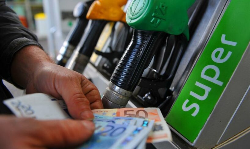 Caro benzina, Federcontribuenti: “Carburante non tornerà mai più sotto 1,80, un imbroglio bello e buono”